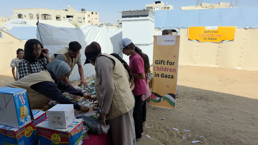 MyFundAction volunteers giving treats to children at a 'Gift for Children in Gaza' activity